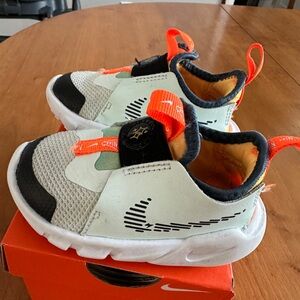 Toddler Nike Flex Runner 2. Size 5c.